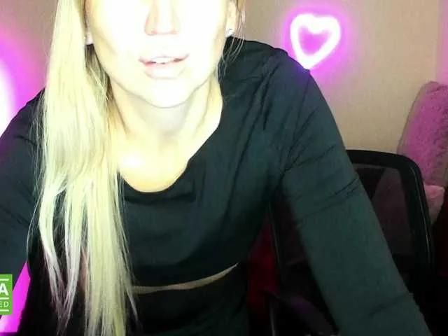 Jullyblondkiss on BongaCams