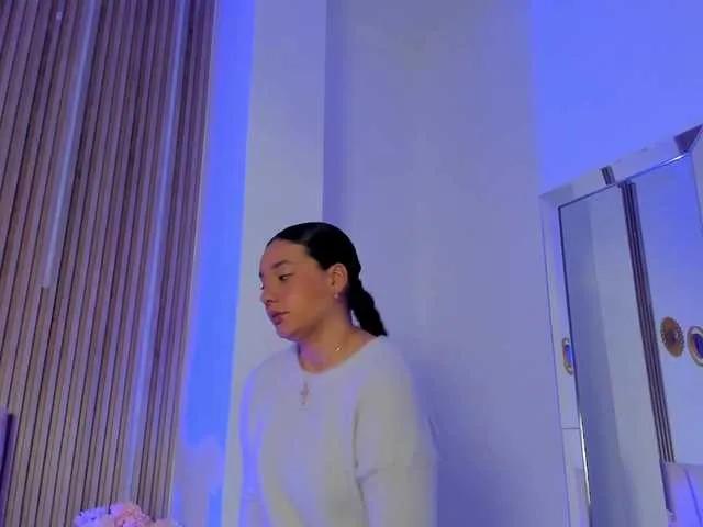 BongaCams RachellJamess is Freechat RachellJamess — Me excita el susurro al oido, las manos fuertes en mi cintura, las palaras firmes de un hombre elegante.